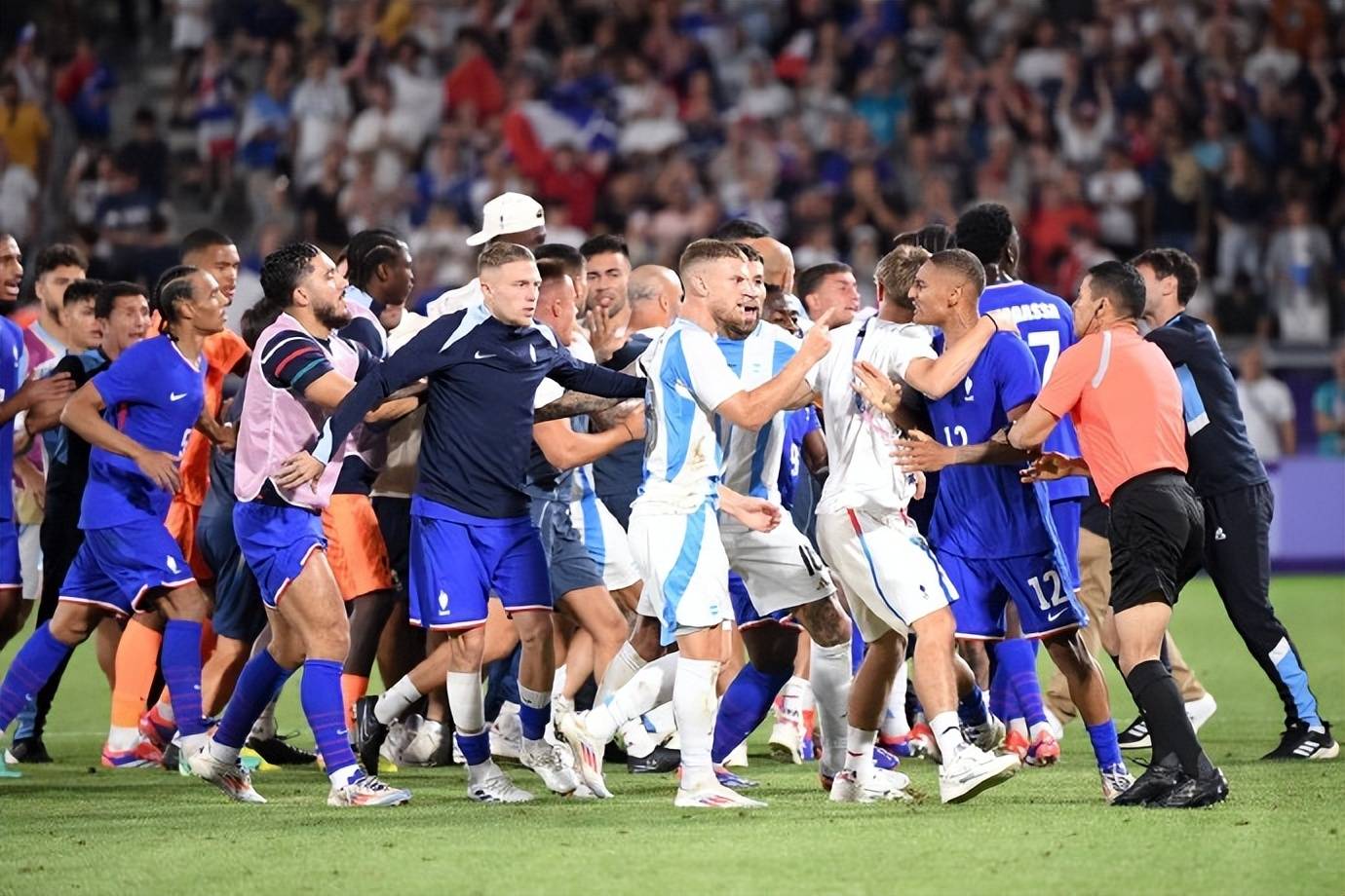 波兰队横扫法国队，王皓带队取胜